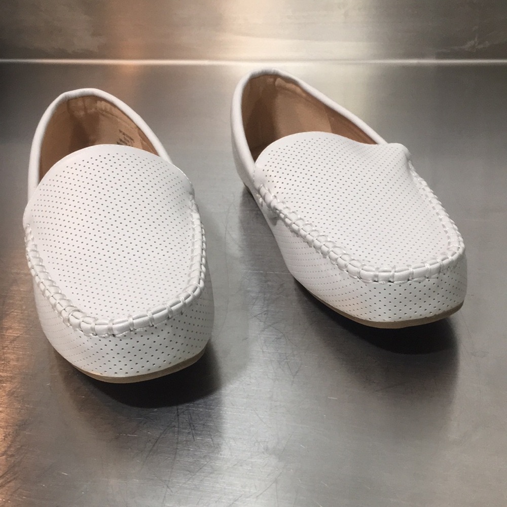 New Elegant White Woman’s Journee Collection Slip-On Loafers - Picture 3 of 8